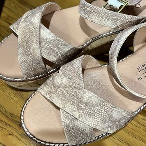 🌟🌟Discounted!!🌟🌟 Boutique by Corkys, Penny, platform sandals, size 7